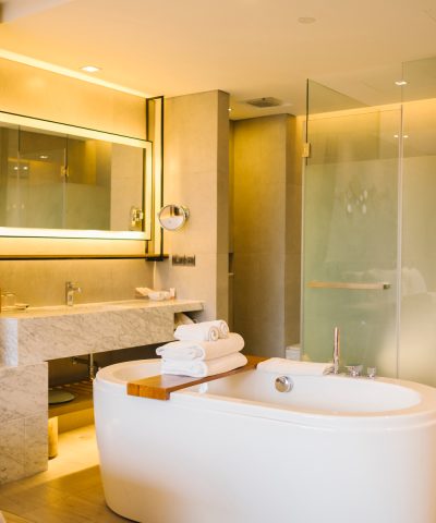 luxury-bathtub-inside-bedroom-hotel